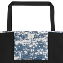 Load image into Gallery viewer, Tote bag with all-over print, interior with pocket-in bag, with bright reflections of the sun on the water, with black handles, one size ready for summer.