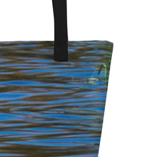 Load image into Gallery viewer, Bolso tote grande con estampado integral y bolsillo, estampado en la parte delantera con una imagen de reflejos azules en el agua. Primer plano del material