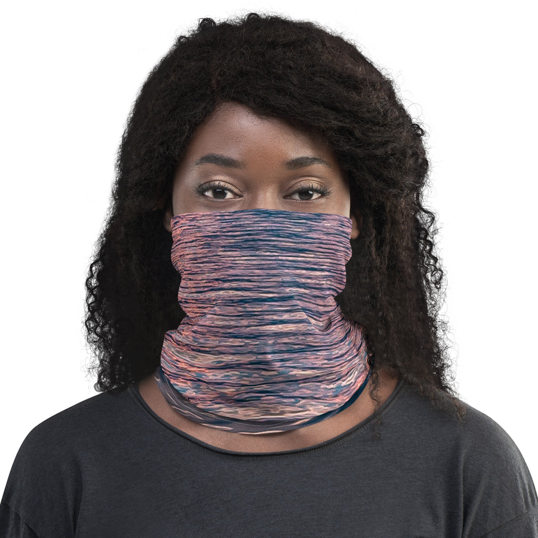 Neck gaiter, versatile accessory modeled as a face mask, pink tones.