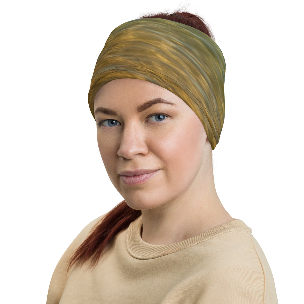 A woman with a gaiter on her head. Left side with colorful print in terracotta, blue and yellow.