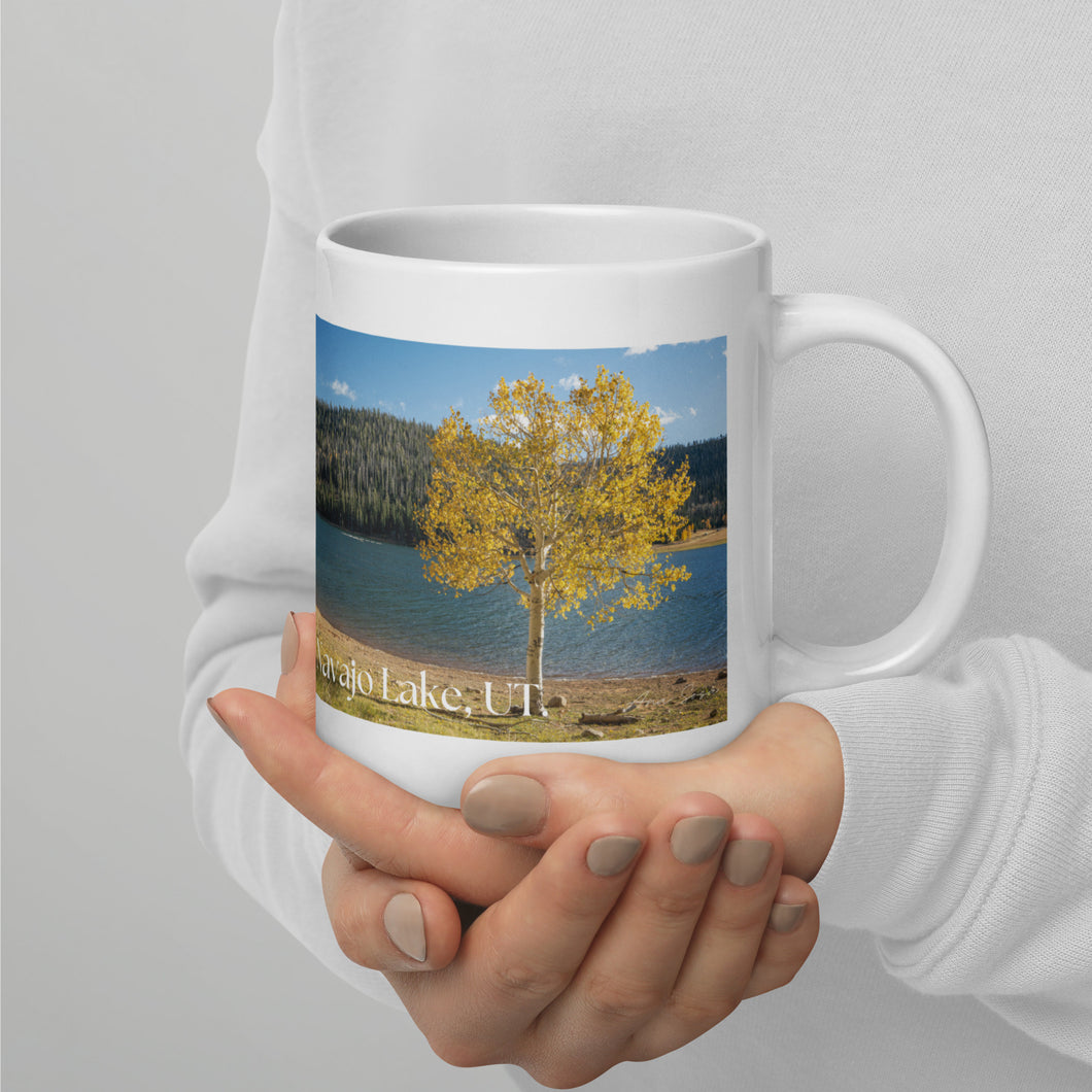 White 20-oz glossy mug with Navajo Lake image, handle on right.